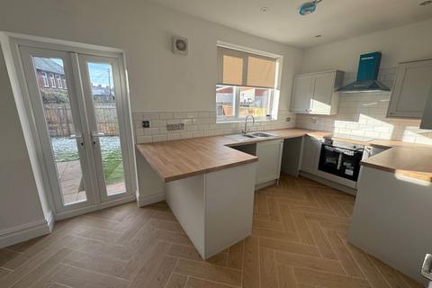 3 bedroom semi-detached house to rent, Kings Road North, Wallsend NE28