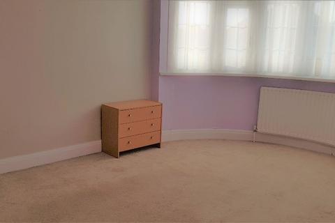 3 bedroom flat to rent, Ruislip Manor HA4