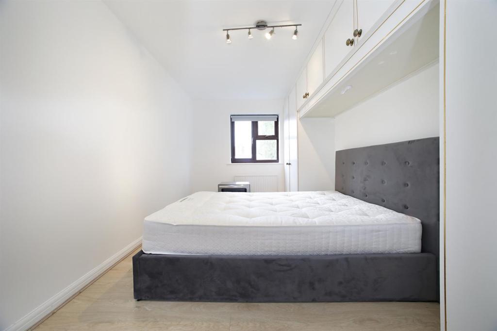 2-landsdown-court-rundell-crescent-hendon-nw4