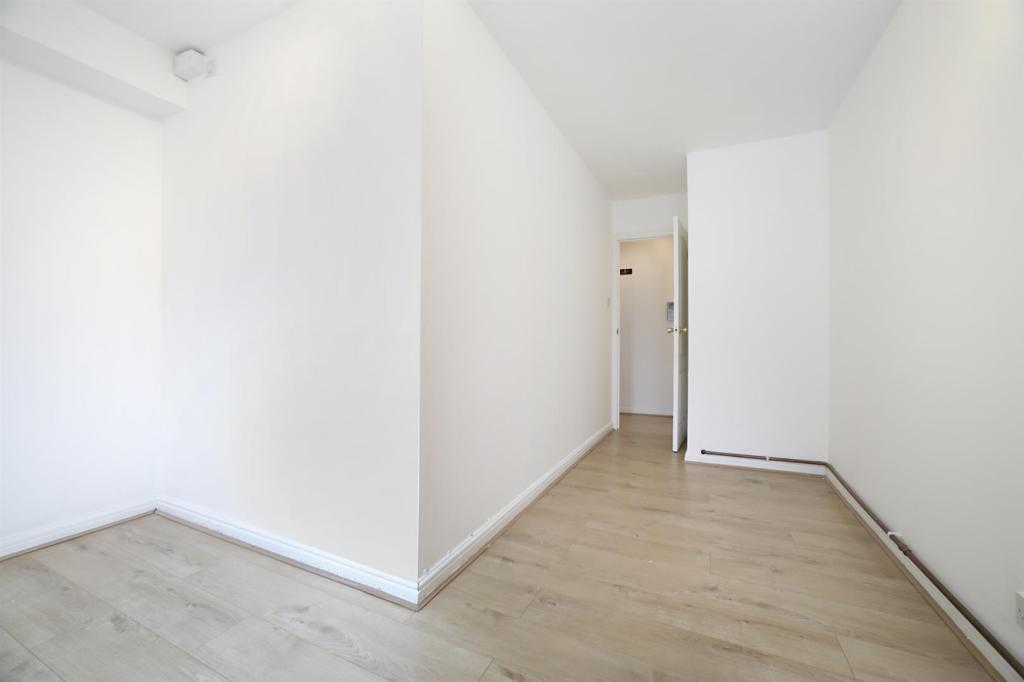 2-landsdown-court-rundell-crescent-hendon-nw4
