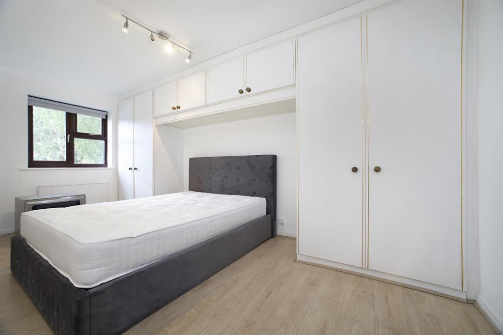 2-landsdown-court-rundell-crescent-hendon-nw4