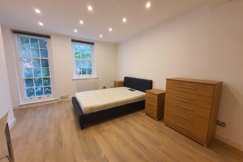 Studio to rent, NW6