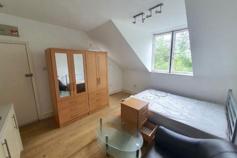 Studio to rent, NW2