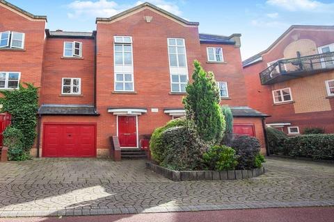 3 bedroom terraced house to rent, William Jessop Court, Manchester M1