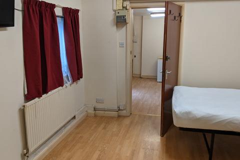 2 bedroom flat to rent, Longbridge rd, London IG11