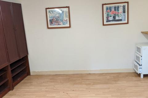 2 bedroom flat to rent, Longbridge rd, London IG11