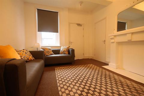 5 bedroom flat to rent, Hotspur Street, Heaton