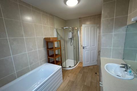 3 bedroom flat to rent, Oakbank Road, Perth PH1