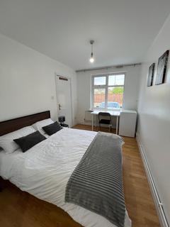 1 bedroom terraced house to rent, Hydethorpe Avenue, London, N9