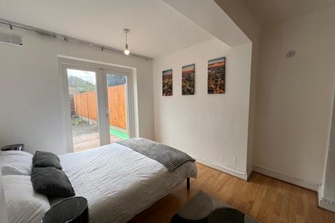 1 bedroom terraced house to rent, Hydethorpe Avenue, London, N9