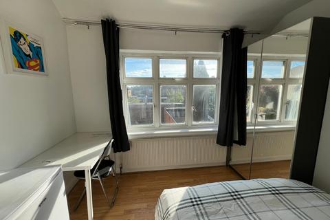 1 bedroom terraced house to rent, Hydethorpe Avenue, London, N9