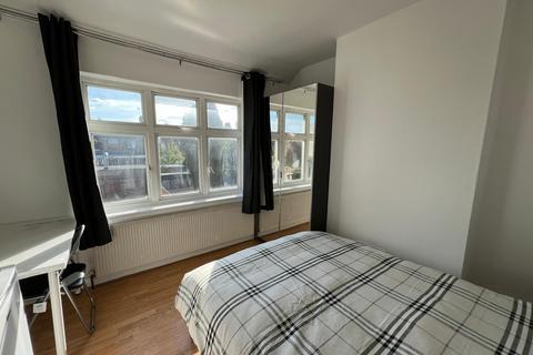 1 bedroom terraced house to rent, Hydethorpe Avenue, London, N9