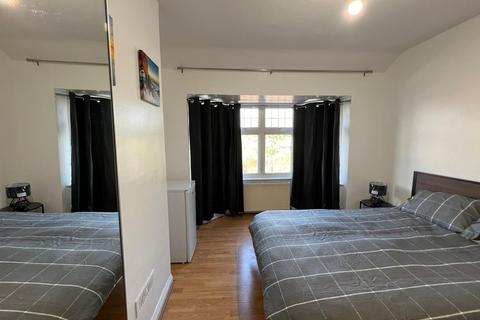 1 bedroom terraced house to rent, Hydethorpe Avenue, London, N9