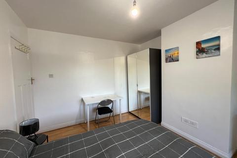 1 bedroom terraced house to rent, Hydethorpe Avenue, London, N9