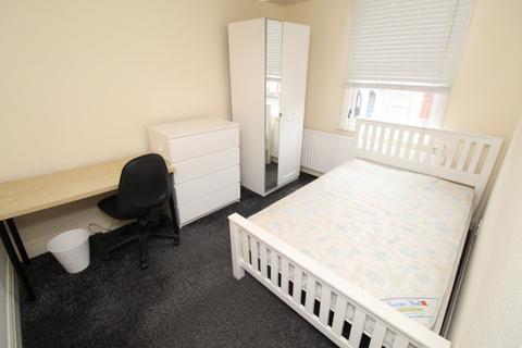 6 bedroom detached house to rent, Balfour Road, Nottingham NG7