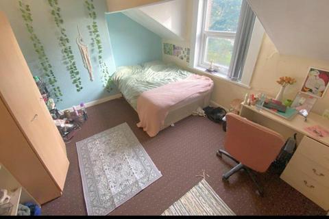 6 bedroom house to rent, Regent Park Avenue, Leeds LS6
