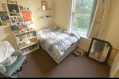 6 bedroom house to rent, Regent Park Avenue, Leeds LS6