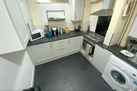 6 bedroom house to rent, Regent Park Avenue, Leeds LS6