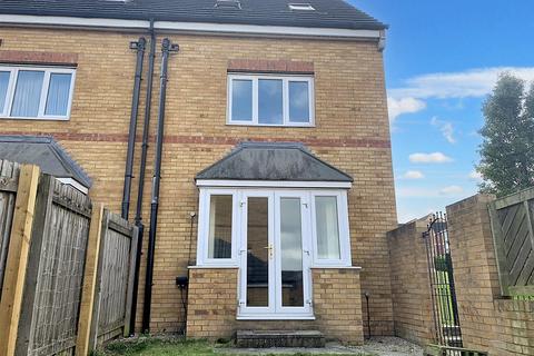 3 bedroom semi-detached house for sale, Checkstone Avenue, Castleford WF10