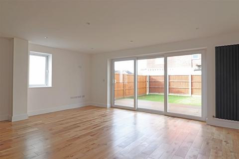 2 bedroom end of terrace house for sale, Nightingale Close, Redhill