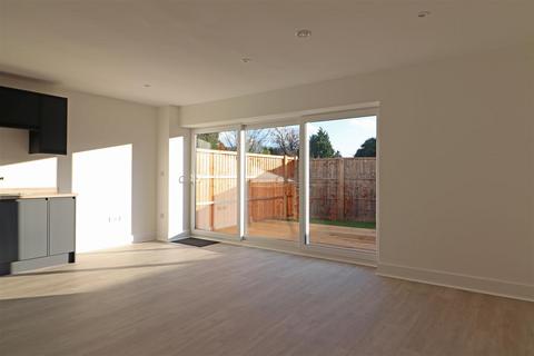 2 bedroom end of terrace house for sale, Nightingale Close, Redhill