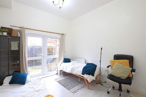 1 bedroom apartment to rent, 147 Hanworth Road, Hounslow TW3