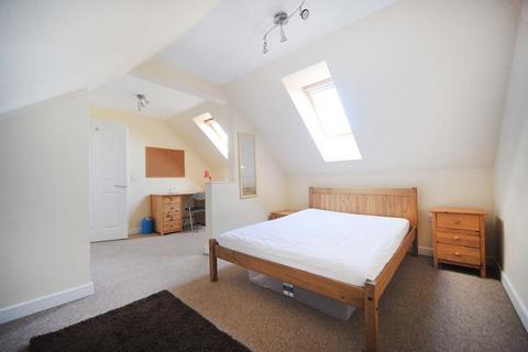 3 bedroom maisonette to rent, Kemble Drive, Cirencester, Gloucestershire, GL7