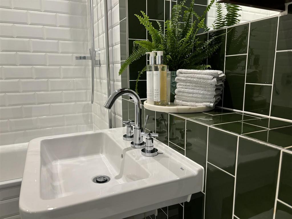 Bathroom 3.jpg