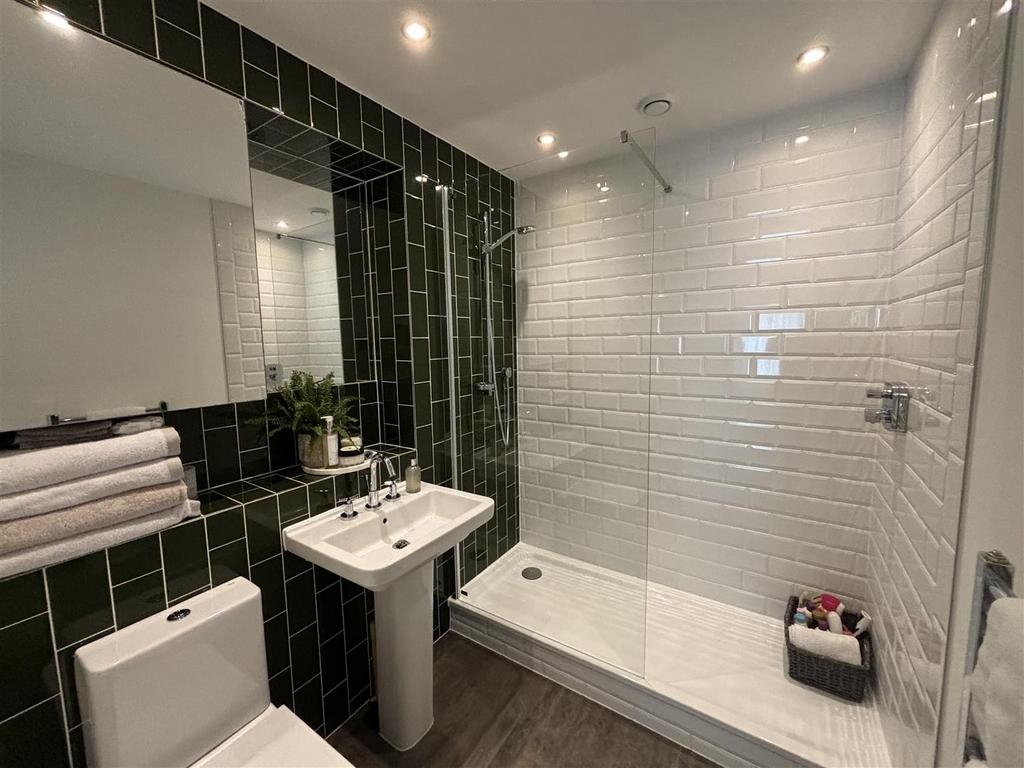 Master en-suite.jpg