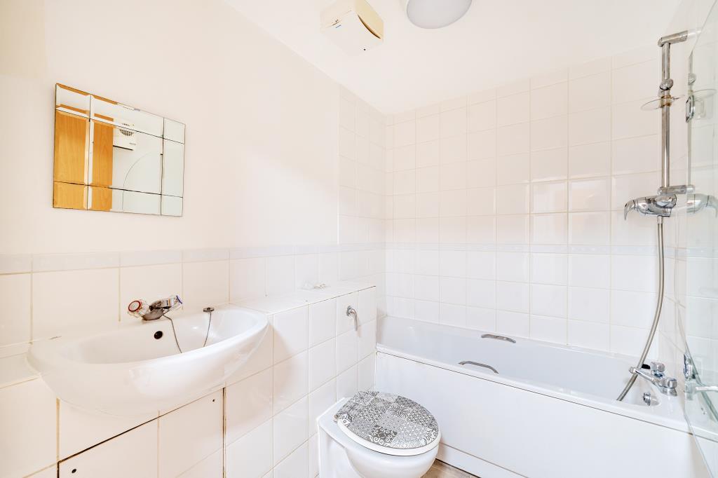 Bracknell, Berkshire, RG12 2 bed flat for sale £200,000