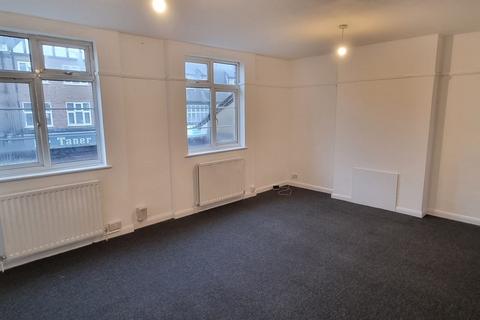 3 bedroom maisonette to rent, High Street, West Wickham. BR4 0NJ