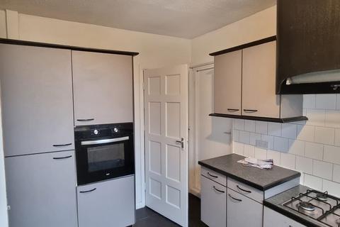 3 bedroom maisonette to rent, High Street, West Wickham. BR4 0NJ