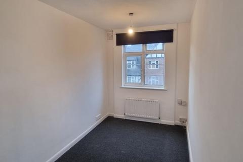 3 bedroom maisonette to rent, High Street, West Wickham. BR4 0NJ