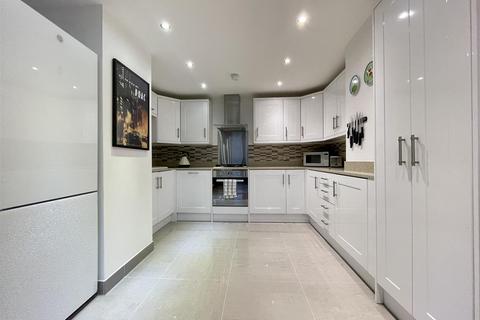 10 Chrisharben Court, Clayton, Bradford, BD14 6AF