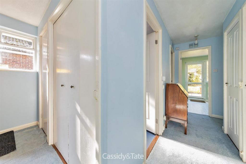 https://media.onthemarket.com/properties/16031723/1515613657/image-13-1024x1024.jpg