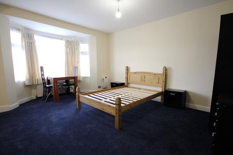 Studio to rent, Great West Road, Hounslow, Greater London, TW5