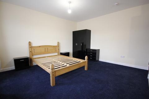 Studio to rent, Great West Road, Hounslow, Greater London, TW5