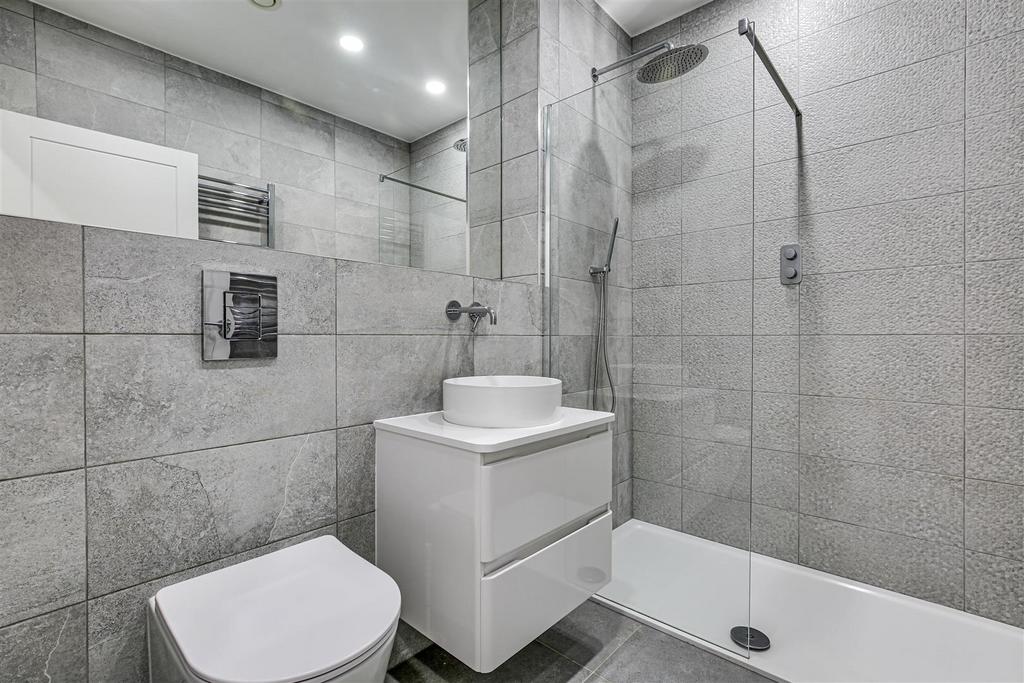 9 Shower Room.jpg