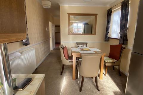 3 bedroom semi-detached bungalow to rent, Oakbank Avenue, Chadderton