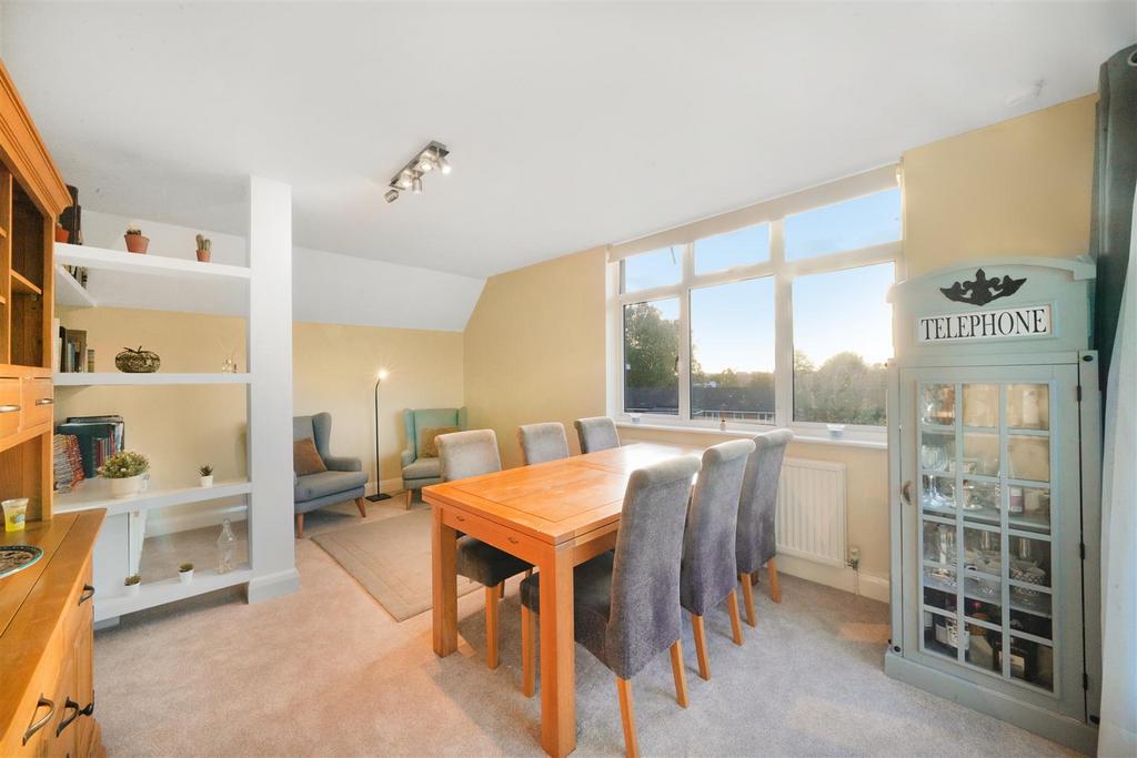 FLAT D, 4, SALISBURY AVENUE   1 Bk0 J5fa6f4 SYq7q Wn LU