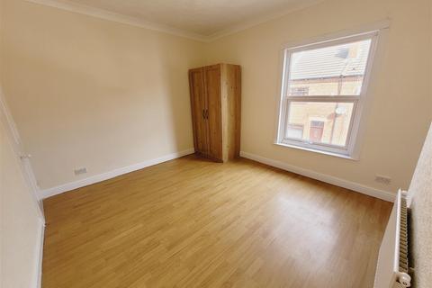 2 bedroom terraced house to rent, Hugh Street, Castleford WF10