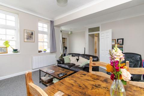 2 bedroom flat for sale, Bell House, Alresford