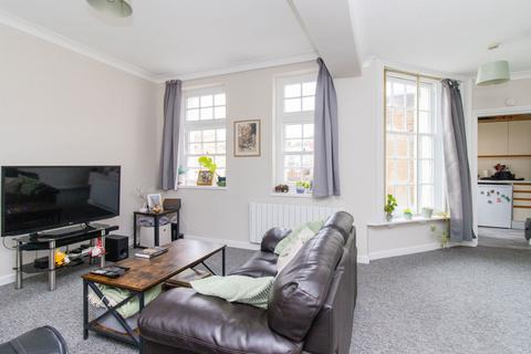 2 bedroom flat for sale, Bell House, Alresford