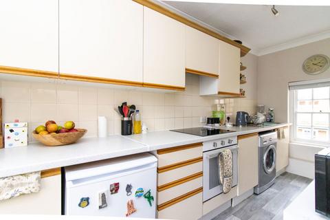 2 bedroom flat for sale, Bell House, Alresford