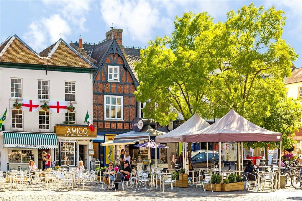 Hitchin Square