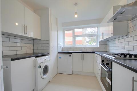 2 bedroom flat to rent, College Gardens, Worthing BN11