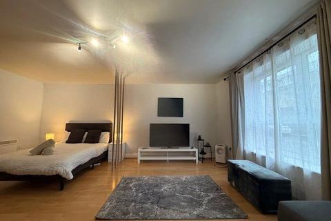 Studio to rent, Venus House, London E14