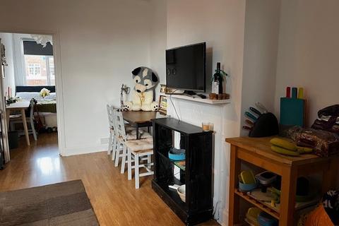 2 bedroom flat to rent, Central Road, Worcester Park KT4