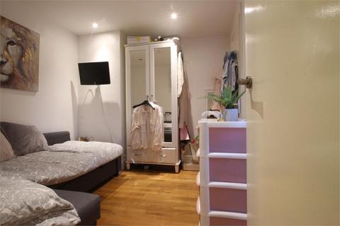 Studio to rent, Albany Road, Old Windsor SL4