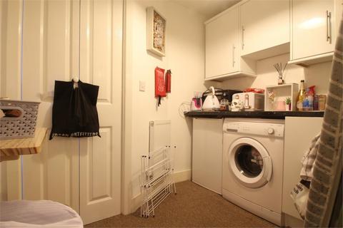 Studio to rent, Albany Road, Old Windsor SL4